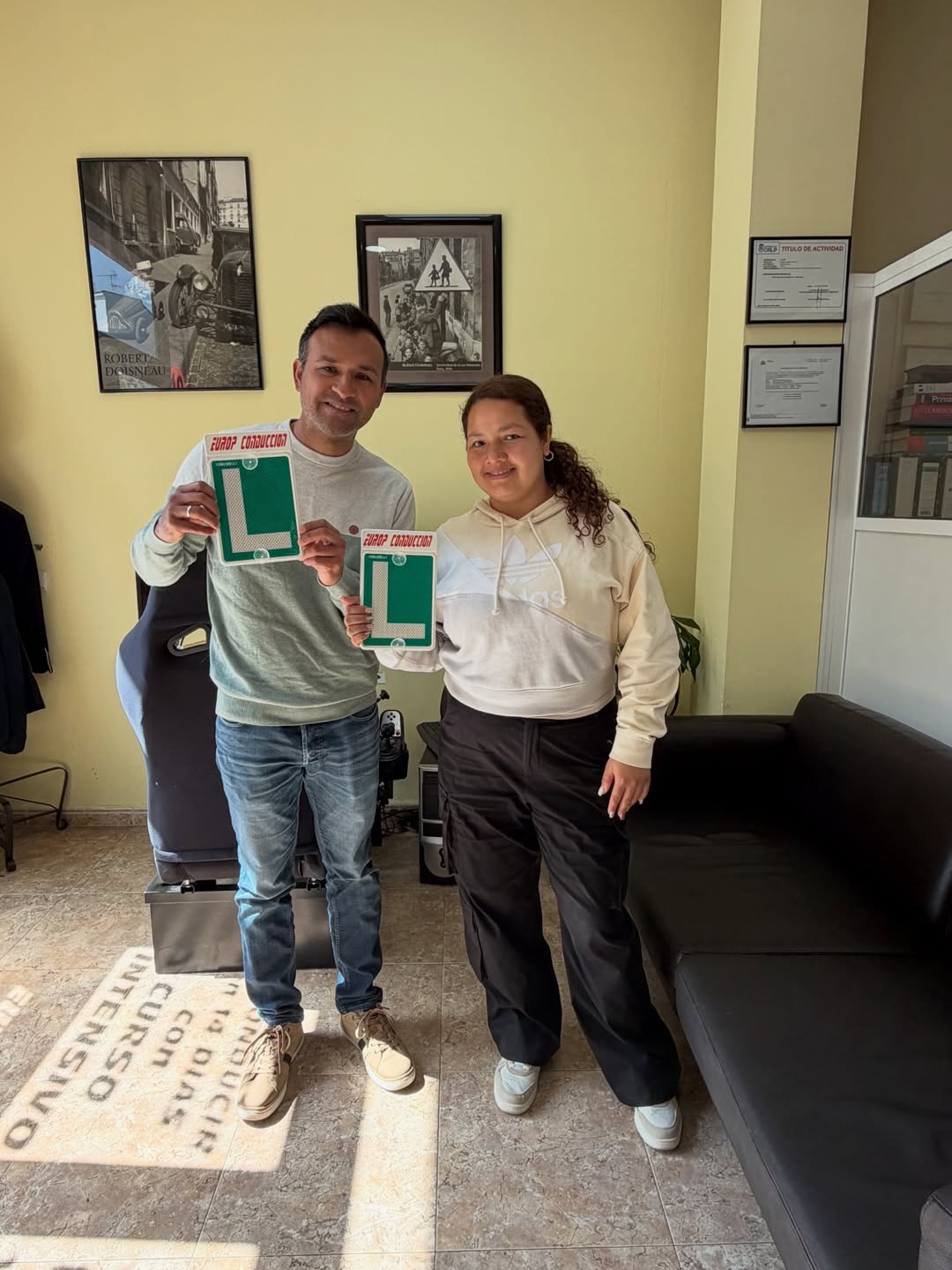 Alumno aprobado autoescuela con atención en ruso Costa Blanca